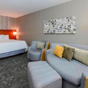 Zimmer mit Kingsize-Bett